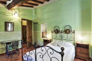 書桌、免費搖籃/嬰兒床、免費無線上網、床單