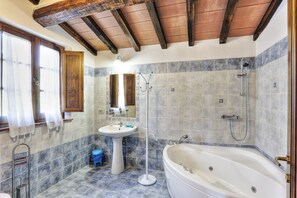 Free toiletries, bidet, towels - Agriturismo Le Scope (Molazzana)