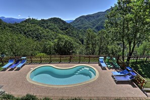 Outdoor pool, pool umbrellas, pool loungers - Agriturismo Le Scope (Molazzana)