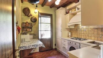 Lemari es, oven, kompor, dan mesin pencuci piring