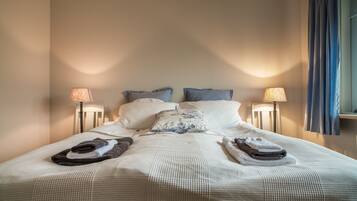 Quarto casal, banheiro compartilhado | Cortinas blackout, berços grátis, camas extras/dobráveis (sobretaxa)