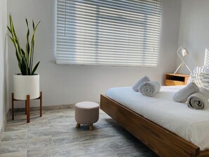 Brankas, meja kerja, setrika/meja setrika, dan Wi-Fi gratis