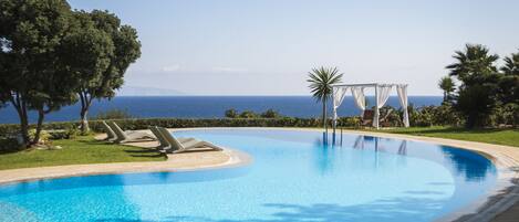 Outdoor pool, free pool cabanas, pool loungers