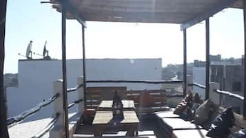 Se sirven desayunos, comidas, cenas y cocina local