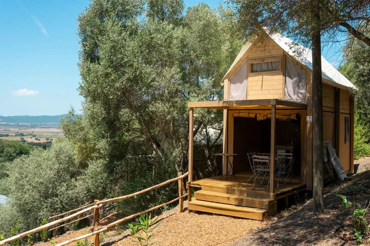 Economy Tent | Free WiFi, bed sheets
