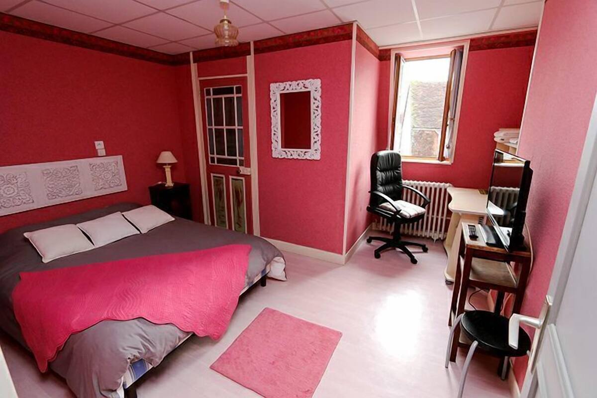 Habitación doble | Ropa de cama de alta calidad, tabla de planchar con plancha, wifi gratis
