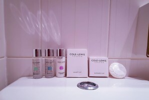 Planetshared 2 Apartment | Bathroom amenities