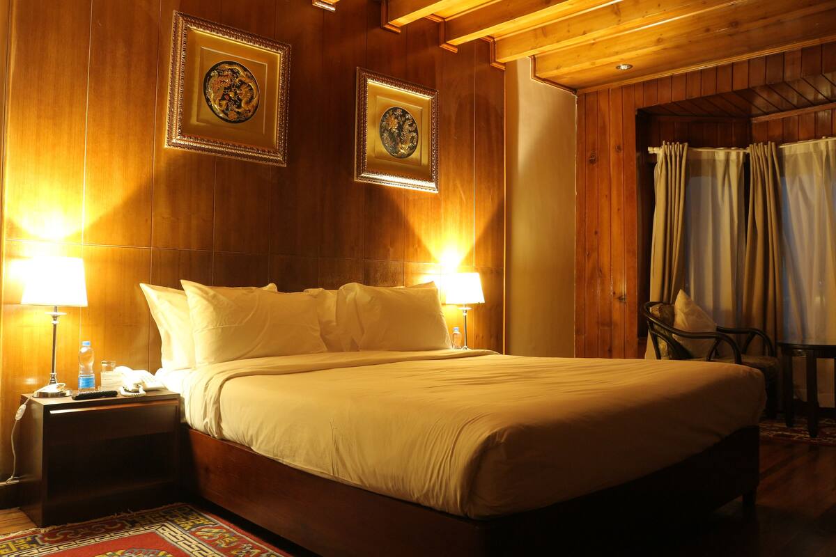 1 bedroom, Egyptian cotton sheets, premium bedding, desk