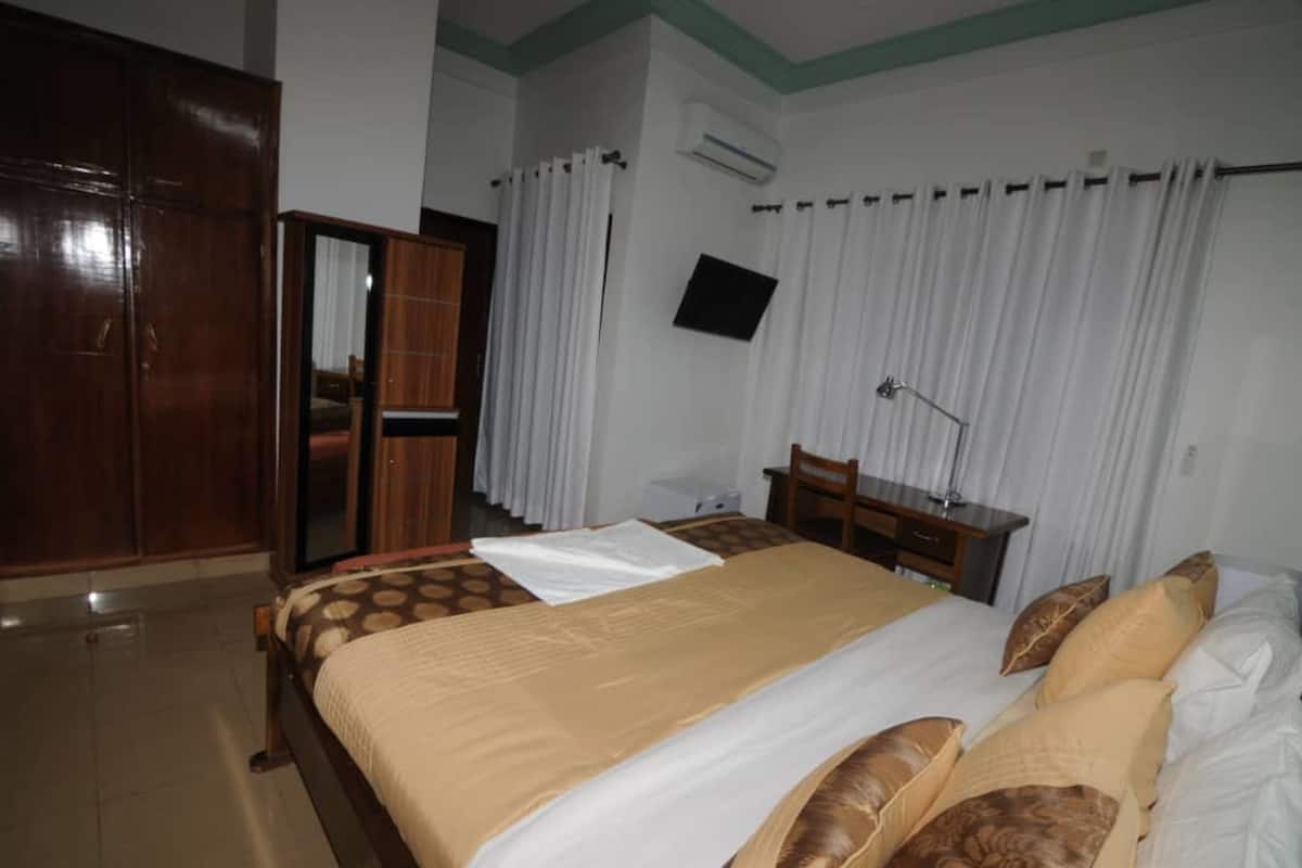 senior apartment, 2 queen beds, non smoking | minibar, in-room safe, individually decorated, individually furnished