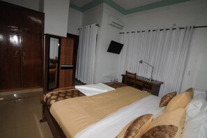 Apartamento sénior, 2 camas de matrimonio, no fumadores | Minibar, caja fuerte, decoración individual y mobiliario individual