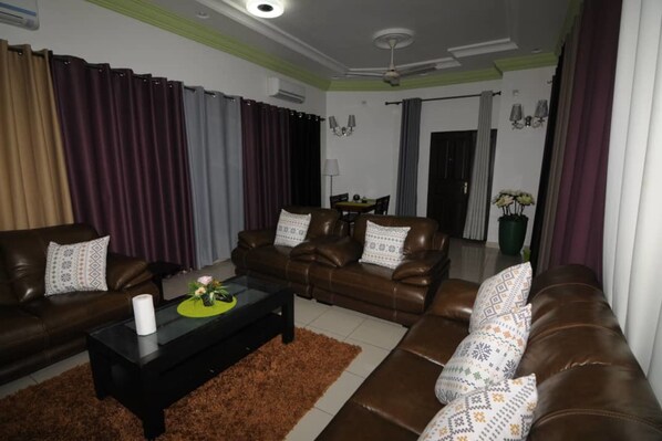 Apartamento sénior, 2 camas de matrimonio, no fumadores | Zona de estar | Una televisión LED