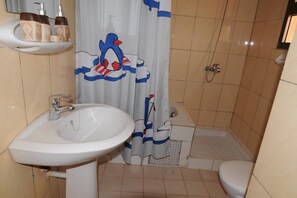 Shower, rainfall showerhead, towels - Résidence Georges VI (Ouagadougou)