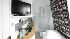 Studio | Private kitchen | Espresso maker, coffee/tea maker, fridge, microwave - Mesnil - Your Home in Paris (Paris)
