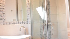 Studio | Bathroom shower - Victor Hugo - Your Home in Paris (Paris)