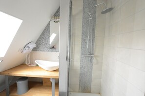 Studio | Bathroom | Shower, free toiletries, hair dryer, towels