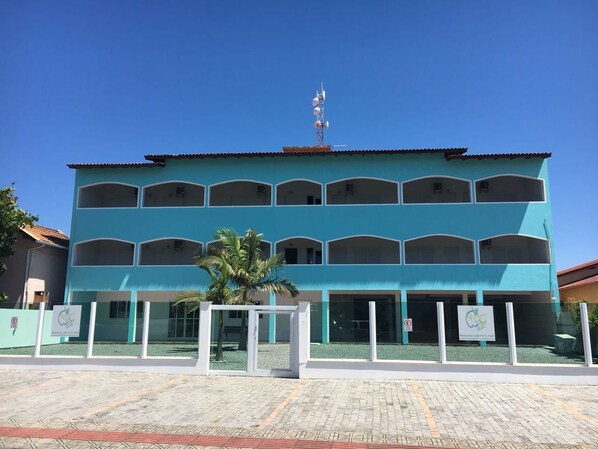 Vista frontal de la propiedad