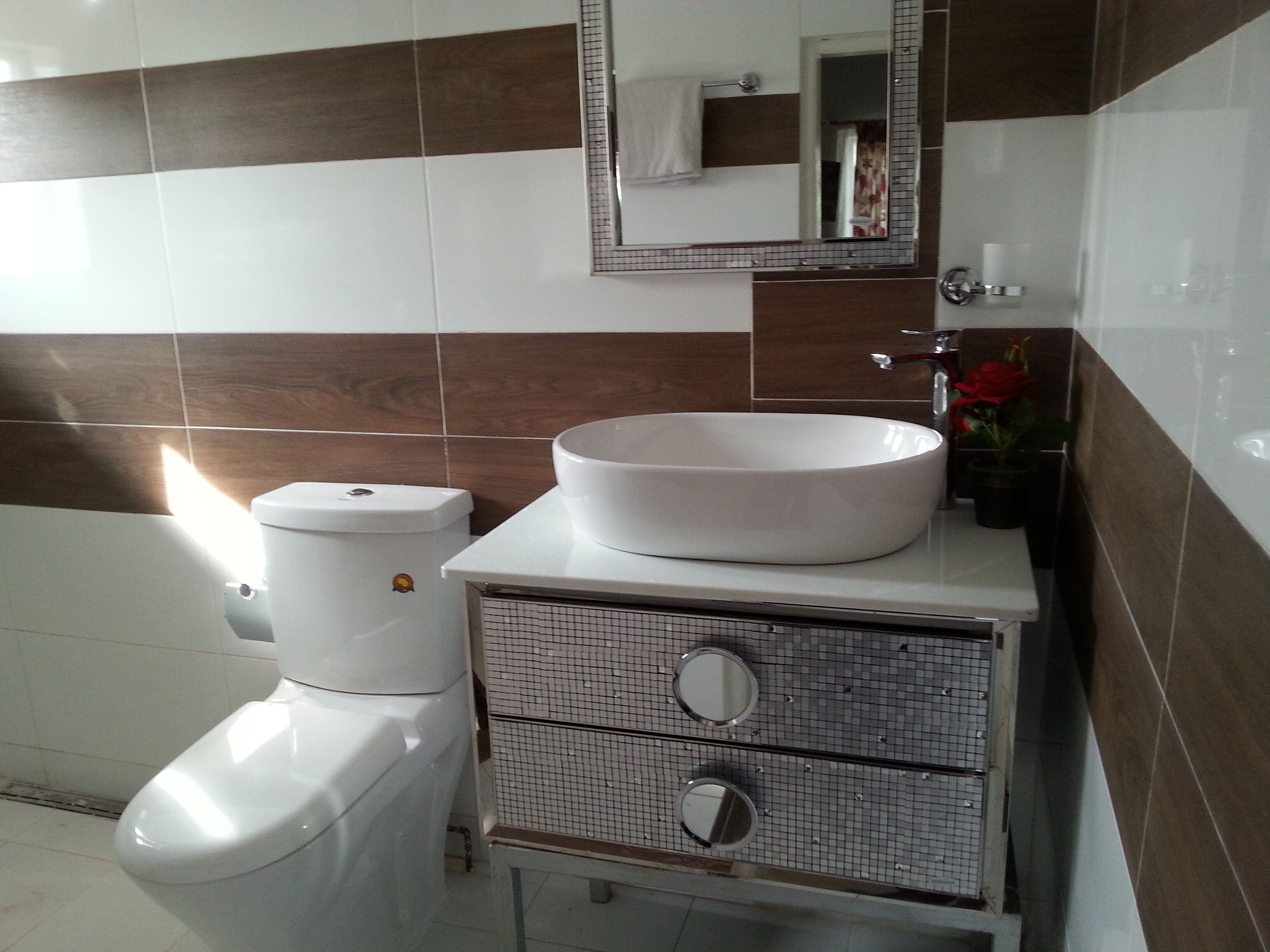 Suite, 1 grand lit, non-fumeurs | Salle de bain | Douche, douche à « effet pluie », articles de toilette gratuits, bidet