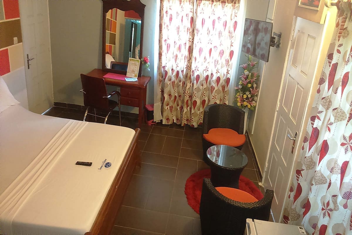 Suite, 1 Queen Bed, Non Smoking | Premium bedding, individually decorated, desk, laptop workspace