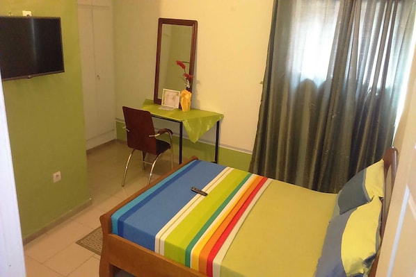 Premium bedding, individually decorated, desk, laptop workspace - Résidence Elsa (Yamoussoukro)
