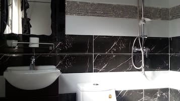Habitació estàndard, 1 llit de matrimoni, no fumadors | Bany | Dutxa, capçal de dutxa tipus cascada i articles de tocador gratuïts