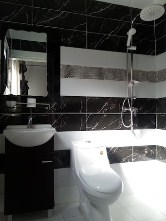 Standard Room, 1 Queen Bed, Non Smoking | Bathroom. Résidence Elsa