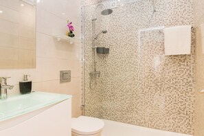 Combined shower/bathtub, towels - Ferrell Green Apartment, Wifi, AC, Balcony, Pool (Quarteira)