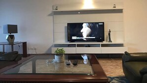 Apartment, 2 Queen Beds, Non Smoking | Television - Les Résidences Germina (Abidjan)