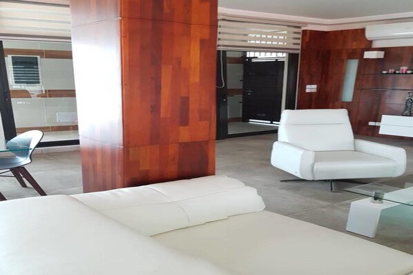 Standard Apartment, 1 Queen Bed, Non Smoking | Living area