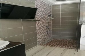 Standard Apartment, 1 Queen Bed, Non Smoking | Bathroom shower - Les Résidences Germina (Abidjan)