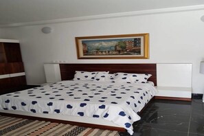 Premium bedding, blackout curtains, iron/ironing board, bed sheets - Les Résidences Germina (Abidjan)