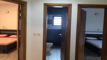 Apartamento, 2 camas de matrimonio, no fumadores | Zona de estar | Televisión de pantalla plana de 55 pulgadas con canales por satélite