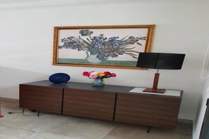Standard Apartment, 1 Queen Bed, Non Smoking | Television - Les Résidences Germina (Abidjan)