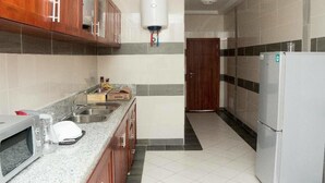 Standard Apartment, 1 Queen Bed, Non Smoking | Private kitchen | Coffee/tea maker, full-size fridge, microwave, oven - Les Résidences Germina (Abidjan)