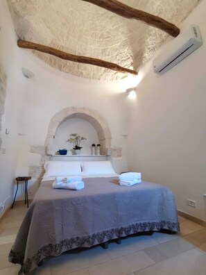 Deluxe Apartment, 1 Bedroom, Non Smoking, Kitchen | 1 bedroom, individually decorated, individually furnished, desk - Trulli Barsento (Alberobello)