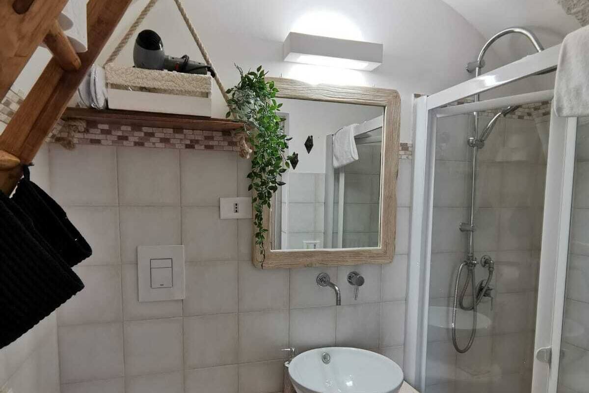 Deluxe Apartment, 1 Bedroom, Non Smoking, Kitchen | Bathroom | Shower, free toiletries, hair dryer, slippers