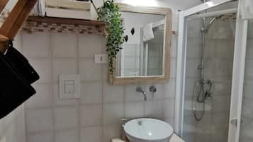 Deluxe Apartment, 1 Bedroom, Non Smoking, Kitchen | Bathroom | Shower, free toiletries, hair dryer, slippers