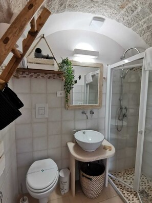 Deluxe Apartment, 1 Bedroom, Non Smoking, Kitchen | Bathroom | Shower, free toiletries, hair dryer, slippers - Trulli Barsento (Alberobello)
