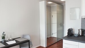 A modern kitchen with a countertop, a kettle, and a coffee maker. - Hometown-Apartments (Heidelberg)