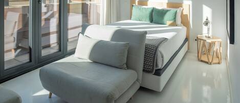 Deluxe Room (Ribeira) | 1 bedroom, individually decorated, individually furnished