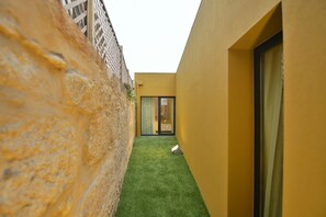 Room (Ponte da Arrabida) | Living area | Flat-screen TV