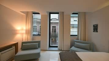 Premium Room, Balcony (Livraria Lello) | Private kitchenette | Fridge, microwave, stovetop, espresso maker