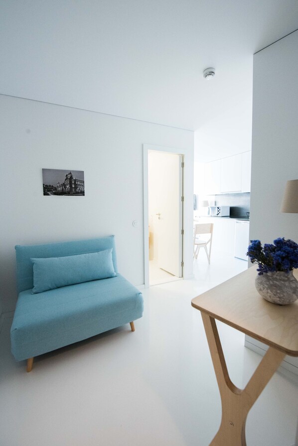 Premium Room, Balcony (Estação S. Bento) | Living area | Flat-screen TV