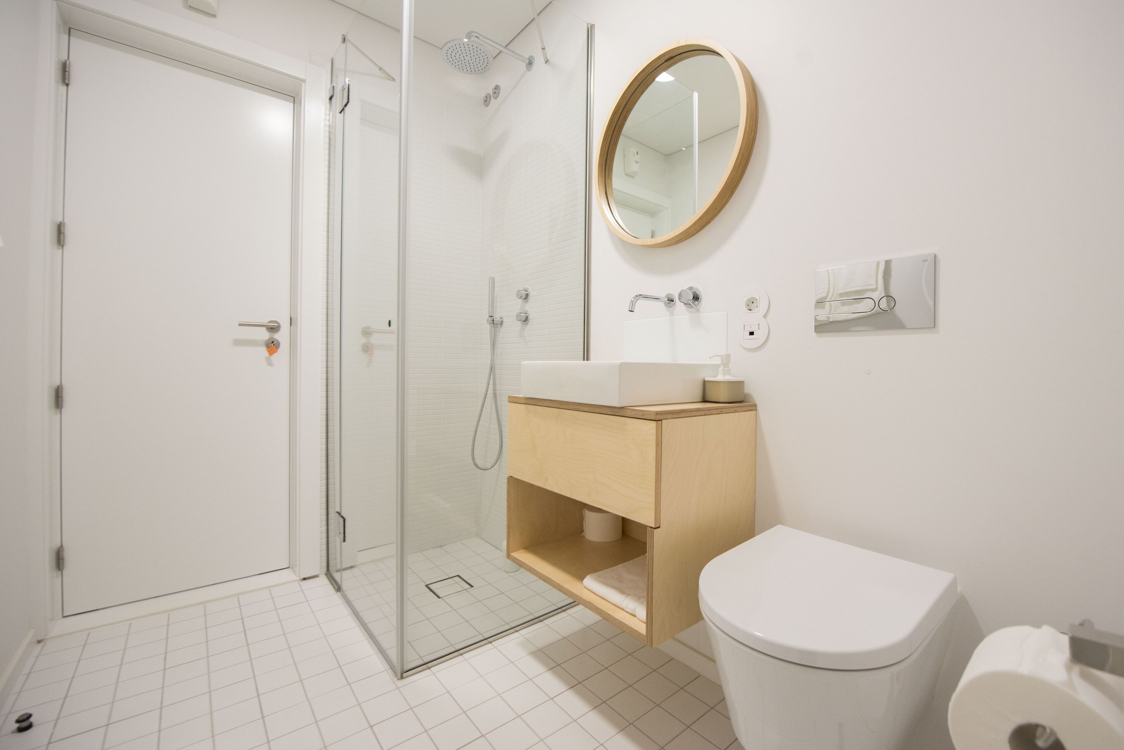 Shower, rainfall showerhead, free toiletries, hair dryer