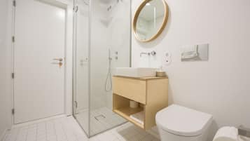 Shower, rainfall showerhead, free toiletries, hair dryer