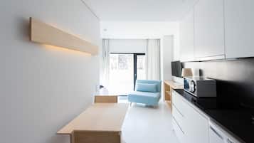 Premium Room, Balcony (Estação S. Bento) | Private kitchen | Fridge, microwave, stovetop, espresso maker