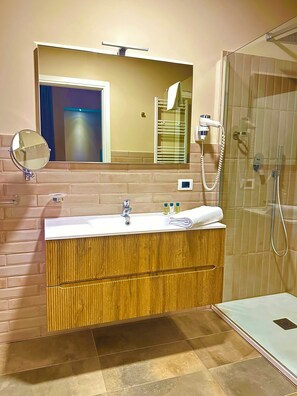 Business Triple Room | Bathroom | Shower, bidet, towels