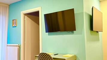 Business-Dreibettzimmer | 3 Schlafzimmer, individuell eingerichtet, Schreibtisch