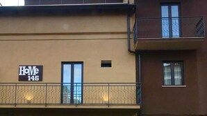A multi-story building with a balcony on the ground floor. - Home 146 (Lamezia Terme)