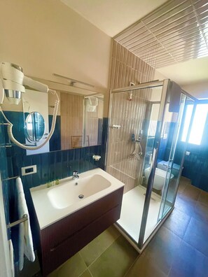 Quarto triplo empresarial | Banheiro | Chuveiro, bidê, toalhas de banho 