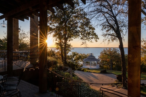 Lone Star Lodge and Marina